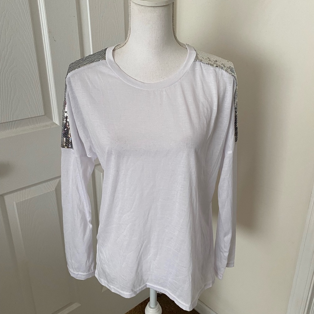 📚2/$12 NWT Dicloud Top